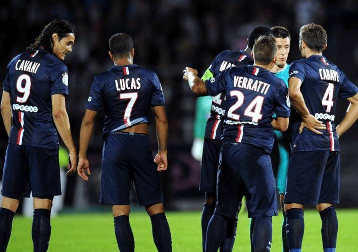 法甲焦点战：巴黎FC主场硬刚斯特拉斯堡，黑马之争谁能破局？